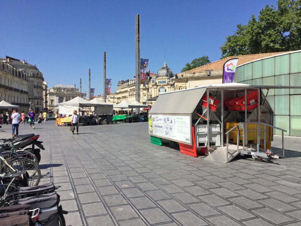 Une déchèterie mobile urbaine au centre ville de montpellier.